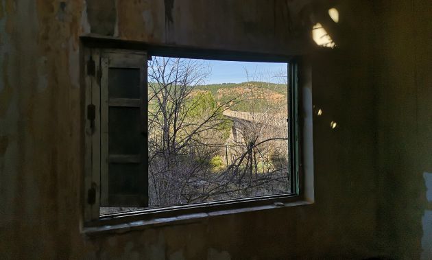 Vistas desde el interior de uno de los edificios de la estación. Vistas desde el interior de uno de los edificios de la estación.