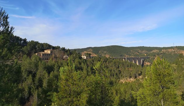 Estación de Enguídanos y viaducto. Estación de Enguídanos y viaducto.