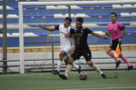 Abdelhadi Khalok pelea un balón Abdelhadi Khalok pelea un balón