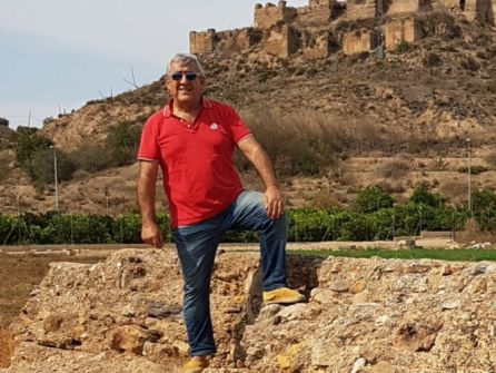 Julio Navarro sobre los restos de una alberca andalusí. Al fondo el palacio del Castillejo de Monteagudo (Murcia) Julio Navarro sobre los restos de una alberca andalusí. Al fondo el palacio del Castillejo de Monteagudo (Murcia)