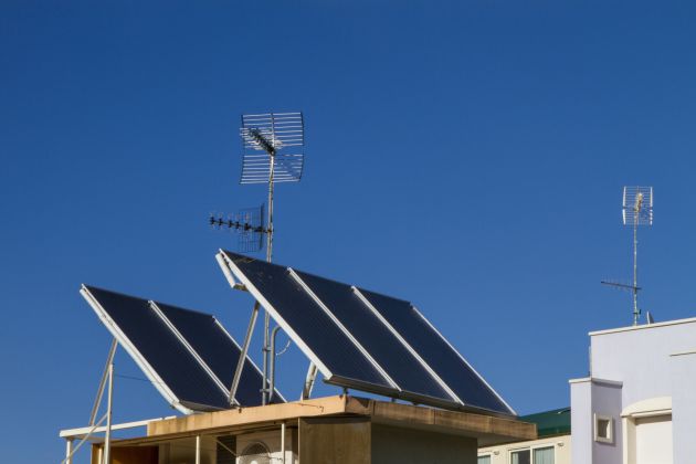 Instalación de placas solares en la azotea de un edificio Instalación de placas solares en la azotea de un edificio
