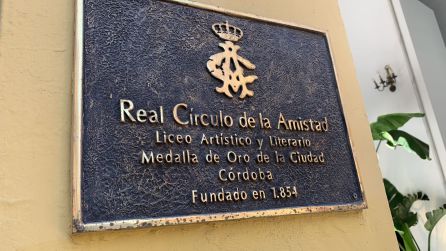 Placa en la puerta de acceso al Real Círculo de la Amistad Placa en la puerta de acceso al Real Círculo de la Amistad