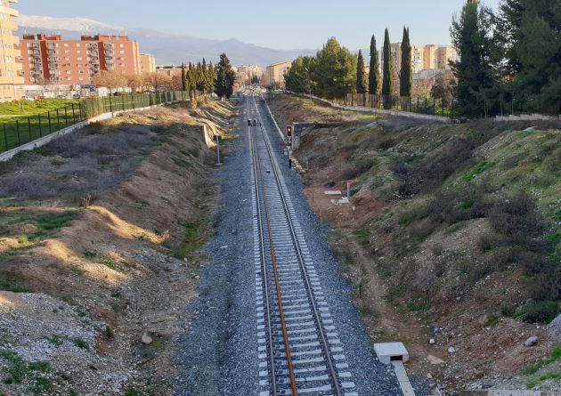Instalación del tercer carril en la vía de Moreda a la altura del barrio granadino Cerrillo de Maracena Instalación del tercer carril en la vía de Moreda a la altura del barrio granadino Cerrillo de Maracena