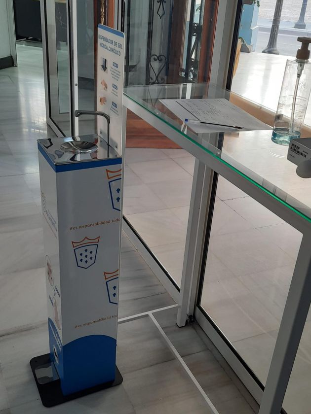 Uno de los dispensadores de gel Hidroalcohólico instalados en el Ayuntamiento de Alcantarilla Uno de los dispensadores de gel Hidroalcohólico instalados en el Ayuntamiento de Alcantarilla
