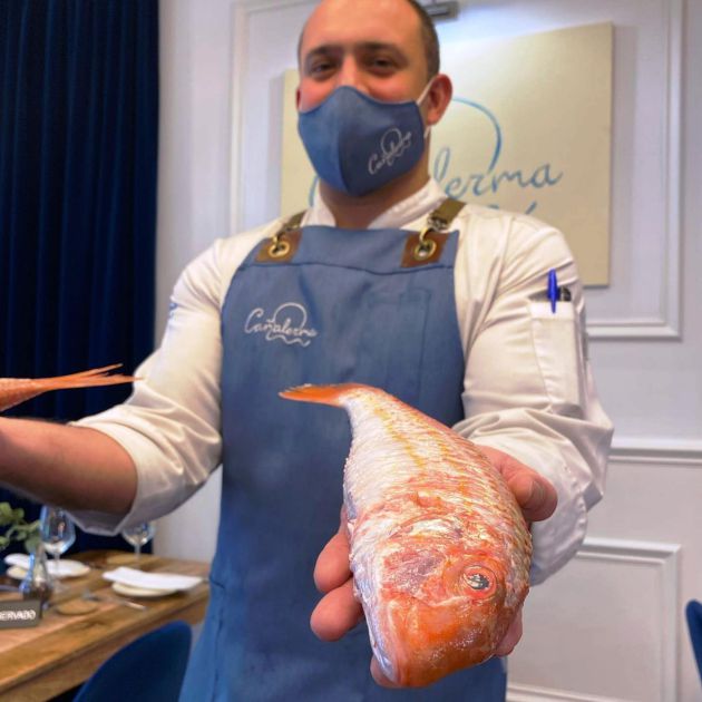 Rafa Raya, con un par de salmonetes antes de pasarlos a la parrilla Rafa Raya, con un par de salmonetes antes de pasarlos a la parrilla