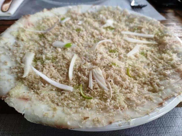 Corvina marinada con vinagreta de jengibre, cebolla fresca y foie rallado Corvina marinada con vinagreta de jengibre, cebolla fresca y foie rallado