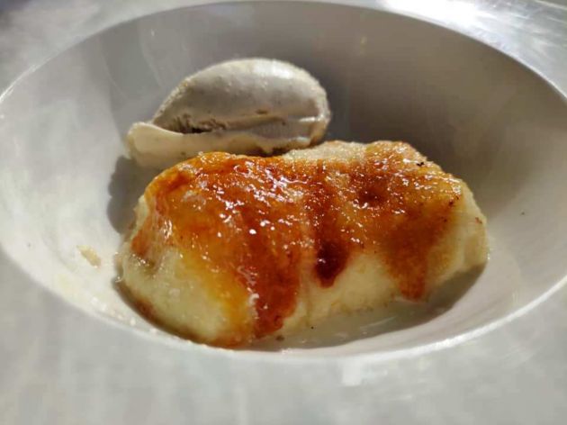 Torrija con bola de helado de vainilla Torrija con bola de helado de vainilla