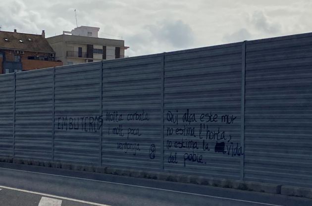 Pintadas de protesta por el muro acústico instalado en Benifaraig Pintadas de protesta por el muro acústico instalado en Benifaraig