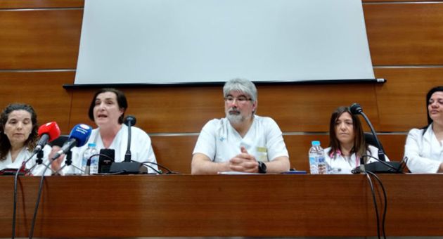 Ana Rosa (segunda por la izquierda) en una foto de archivo con compañeros del servicio de urgencias Ana Rosa (segunda por la izquierda) en una foto de archivo con compañeros del servicio de urgencias