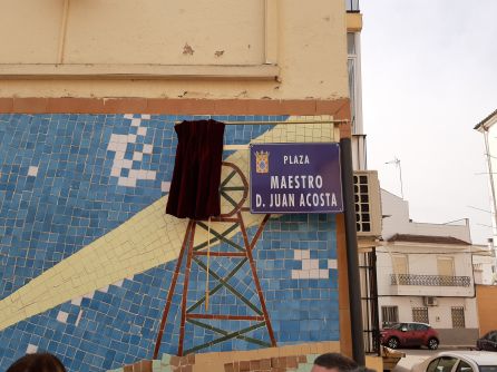 Placa en honor de Juan Acosta, profesor durante más de 30 años en Linares Placa en honor de Juan Acosta, profesor durante más de 30 años en Linares