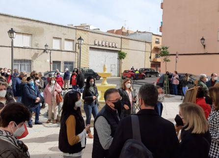 Vecinos, amigos, antiguos compañeros, familiares y autoridades muncipales en la Plaza Maestro Don Juan Acosta Vecinos, amigos, antiguos compañeros, familiares y autoridades muncipales en la Plaza Maestro Don Juan Acosta