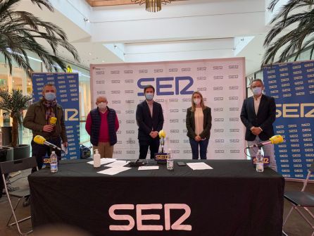 Desde la izquierda, Paco García,José Luis Pérez (Hermano Mayor de la Hermandad del Cautivo de San Pablo), Daniel Mottilva (director gerente de Los Arcos), Ana Ríos (directora técnica de Los Arcos) y Salomón Hachuel Desde la izquierda, Paco García,José Luis Pérez (Hermano Mayor de la Hermandad del Cautivo de San Pablo), Daniel Mottilva (director gerente de Los Arcos), Ana Ríos (directora técnica de Los Arcos) y Salomón Hachuel