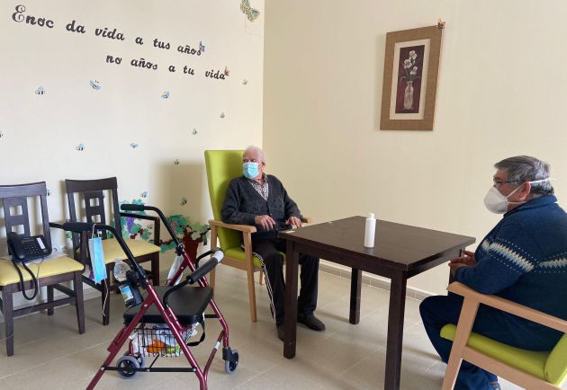 En residente Felipe Jiménez González, de 99 años, junto a su hijo Pedro Jiménez de la Morena en una de las salas habilitadas en la residencia "Virgen de la Encarnación" de Carrión de Calatrava En residente Felipe Jiménez González, de 99 años, junto a su hijo Pedro Jiménez de la Morena en una de las salas habilitadas en la residencia "Virgen de la Encarnación" de Carrión de Calatrava