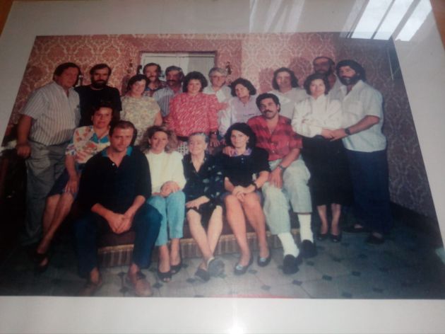 La familia Sanchís Guilén casi al completo, con Mila sentada con camisa blanca y Francisco en el centro junto a la mujer de rojo La familia Sanchís Guilén casi al completo, con Mila sentada con camisa blanca y Francisco en el centro junto a la mujer de rojo