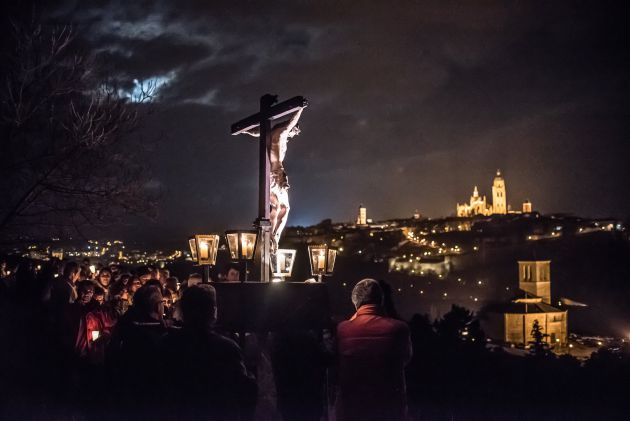 Monento del Via Crucis de la Junta de Cofradias en la noche del Miércoles Santo Monento del Via Crucis de la Junta de Cofradias en la noche del Miércoles Santo