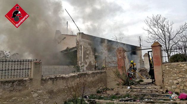 Incendio en una vivienda del Alto de San Miguel en Elda Incendio en una vivienda del Alto de San Miguel en Elda