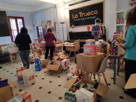 Voluntarias de la red vecinal de Villaverde Bajo preparan cestas con productos de primera necesidad para más de medio centenar de familias Voluntarias de la red vecinal de Villaverde Bajo preparan cestas con productos de primera necesidad para más de medio centenar de familias