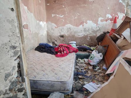 Las condiciones de insalubridad y riesgo en las que ha dormido muchas noches el joven Toufik son extremas. Las condiciones de insalubridad y riesgo en las que ha dormido muchas noches el joven Toufik son extremas.