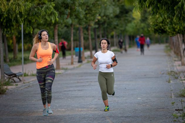 Mujeres corriendo por un parque Mujeres corriendo por un parque