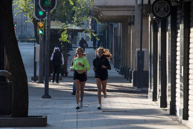 Mujeres corriendo por la calle Mujeres corriendo por la calle