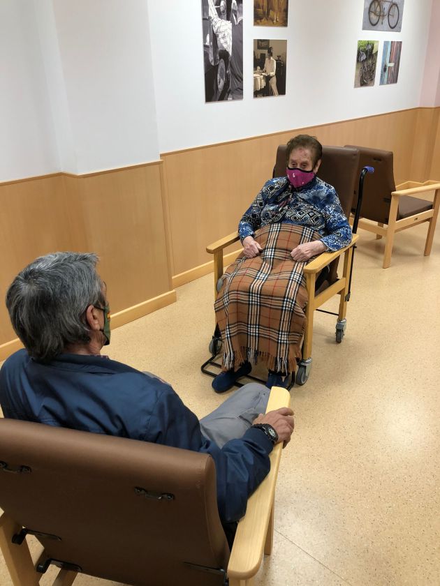 Madre e hijo durante su encuentro Madre e hijo durante su encuentro