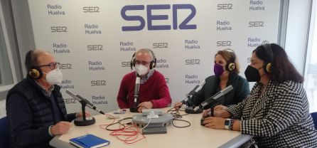 De izquierda a derecha: el economista Rafael Ávila, el profesor de la Universidad de Huelva Octavio Vázquez, la ex jefa de Extranjería en Huelva Lucía Vizcaya y la política Juani Carrillo De izquierda a derecha: el economista Rafael Ávila, el profesor de la Universidad de Huelva Octavio Vázquez, la ex jefa de Extranjería en Huelva Lucía Vizcaya y la política Juani Carrillo