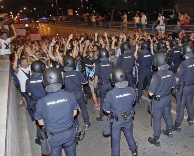 Momentos de tensión entre vecinos y Policía Nacional en una de las muchas concentraciones vecinales junto a la vías del tren Momentos de tensión entre vecinos y Policía Nacional en una de las muchas concentraciones vecinales junto a la vías del tren