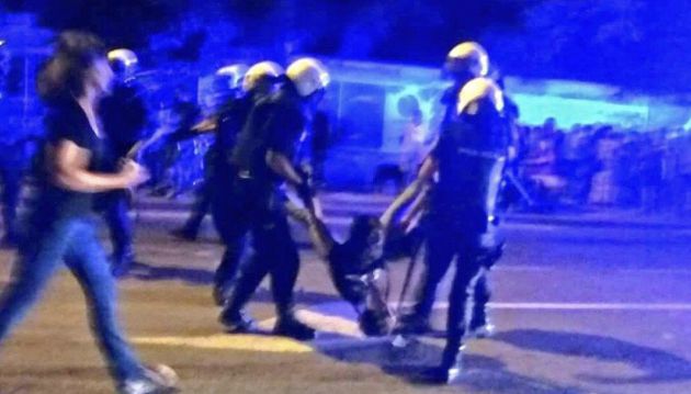 Agentes de la Policía Nacional se llevan a rastras a uno de los manifestantes Agentes de la Policía Nacional se llevan a rastras a uno de los manifestantes