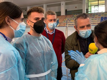 Estudiantes voluntarios con Jaime Lobato y Paco García Estudiantes voluntarios con Jaime Lobato y Paco García