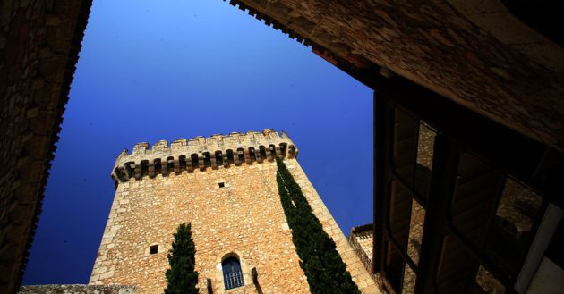 La torre del castillo de Alarcón vista desde el interior de la fortaleza. La torre del castillo de Alarcón vista desde el interior de la fortaleza.
