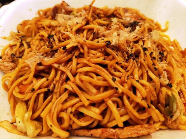 Yakisoba o tallarines a la plancha con carne y verduras Yakisoba o tallarines a la plancha con carne y verduras