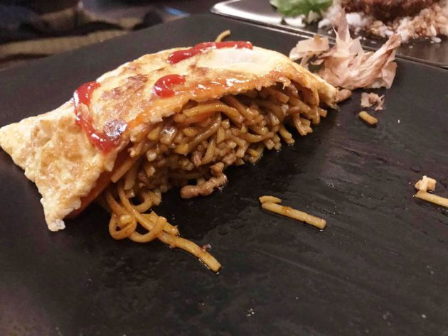 Omusoba o tortilla rellena de tallarines a la plancha Omusoba o tortilla rellena de tallarines a la plancha