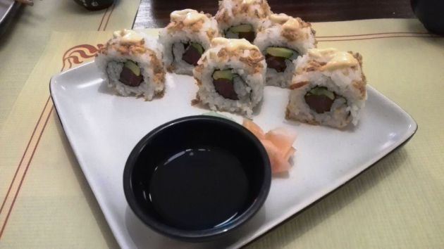 Futomaki con aguacate y atún Futomaki con aguacate y atún