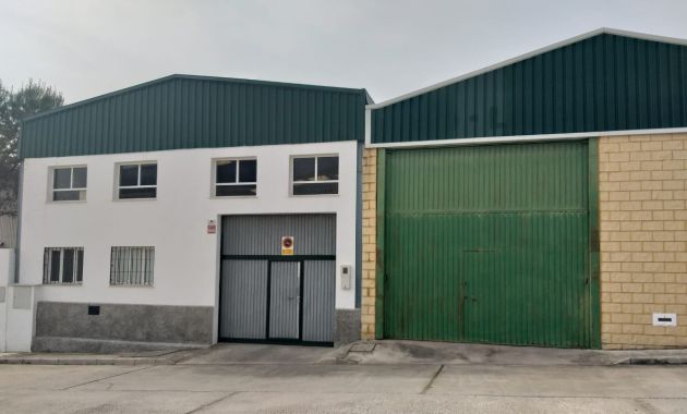 Fachada de la empresa textil en Alozaina Fachada de la empresa textil en Alozaina