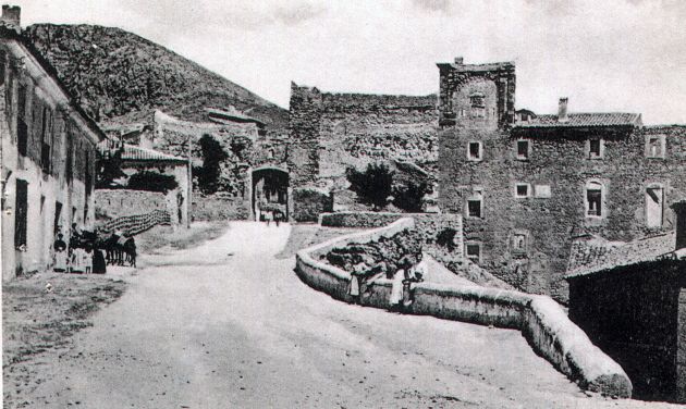 Foto antigua del barrio del Castillo de Cuenca con el edificio de la Inquisición a la derecha. Foto antigua del barrio del Castillo de Cuenca con el edificio de la Inquisición a la derecha.