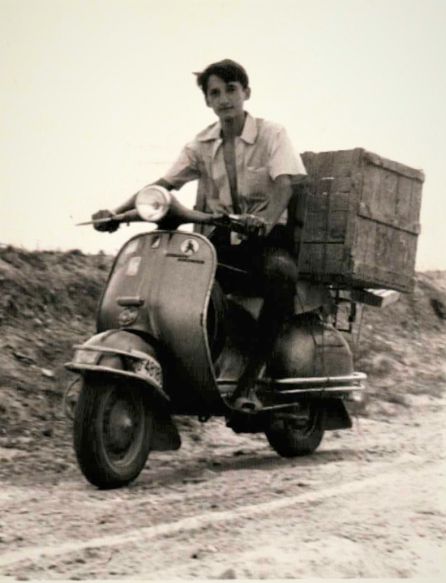 Damián Fco. Tari, con 13 años repartiendo encargos de la tienda de su padre en una vespa, con un cajón de madera de portaequipajes. Damián Fco. Tari, con 13 años repartiendo encargos de la tienda de su padre en una vespa, con un cajón de madera de portaequipajes.