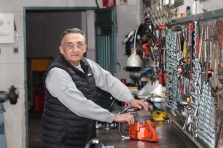 Damián Fco.Tari Méndez, en la actualidad, reparando en su taller de Cuesta Blanca motosierras. Damián Fco.Tari Méndez, en la actualidad, reparando en su taller de Cuesta Blanca motosierras.