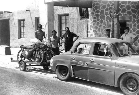 De izquierda a derecha: Leandro, Carmelo, Fco. Tari Gutierrez, "Bartolico" y "El Conesa", en la puerta del desaparecido comercio "Casa Tari", con el Gordini y el remolque, preparandose para viajar a una competición. Finales de la década de los 60. De izquierda a derecha: Leandro, Carmelo, Fco. Tari Gutierrez, "Bartolico" y "El Conesa", en la puerta del desaparecido comercio "Casa Tari", con el Gordini y el remolque, preparandose para viajar a una competición. Finales de la década de los 60.