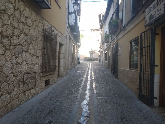 Calle de Pastrana con la fuente de los 4 caños al fondo Calle de Pastrana con la fuente de los 4 caños al fondo
