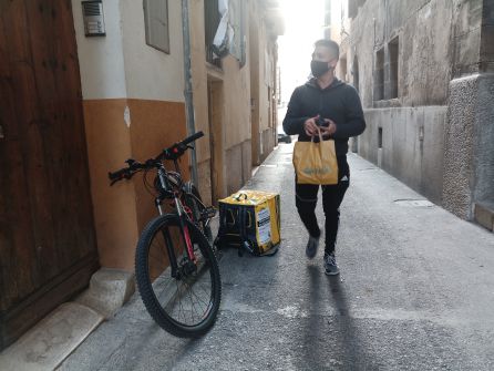 Sebas Vilches reparte comida a domicilio con su bicicleta. Sebas Vilches reparte comida a domicilio con su bicicleta.