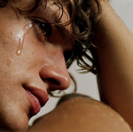 Un joven llorando Un joven llorando