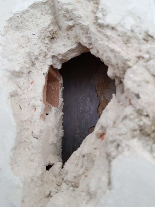 Agujero donde se asoma parte de la fachada de la Casa de la Camorra Agujero donde se asoma parte de la fachada de la Casa de la Camorra