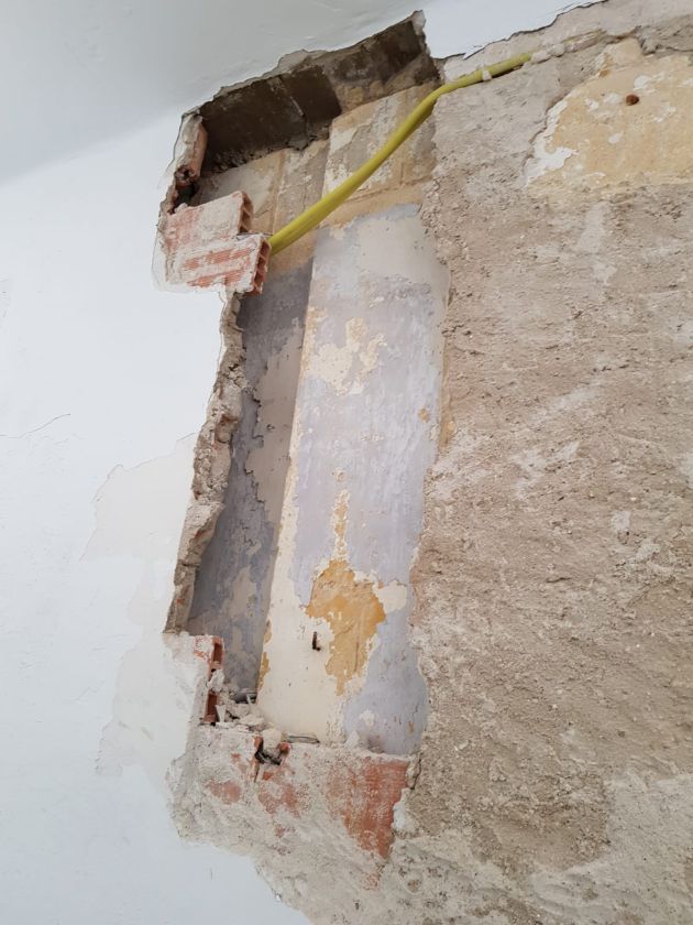 Detalle de la obra en calle Arbolí que permite ver la fachada de la Casa de la Camorra Detalle de la obra en calle Arbolí que permite ver la fachada de la Casa de la Camorra