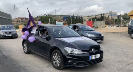 Algunos de los coches participantes en la protesta iban decorados con pancartas y banderas de la capital y la provincia. Algunos de los coches participantes en la protesta iban decorados con pancartas y banderas de la capital y la provincia.