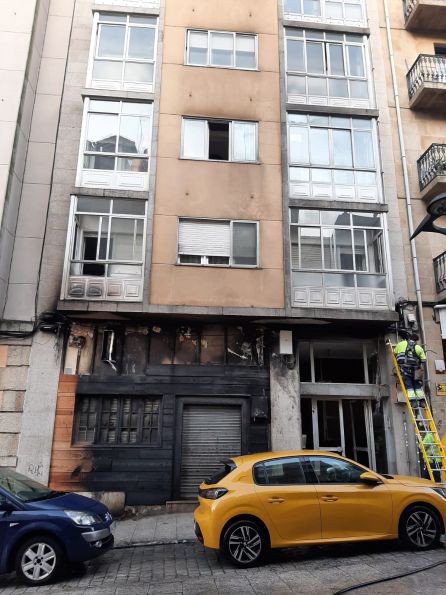 Imagen del estado en el que quedó el e,dificio afectado por el incendio de un vehículo, esta mañnaa Imagen del estado en el que quedó el e,dificio afectado por el incendio de un vehículo, esta mañnaa