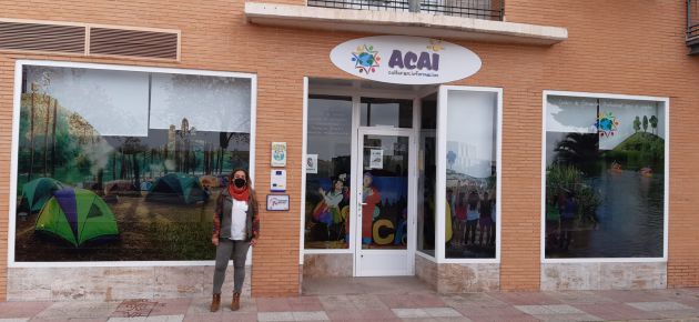 Cristina Diaz en la fachada de su empresa, Acai con sede en Miguelturra Cristina Diaz en la fachada de su empresa, Acai con sede en Miguelturra