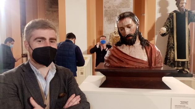 El restaurador Carlos Peñuela, junto al Ecce Homo "hermano" del Señor de la Salud y Buen Viaje de San Esteban El restaurador Carlos Peñuela, junto al Ecce Homo "hermano" del Señor de la Salud y Buen Viaje de San Esteban