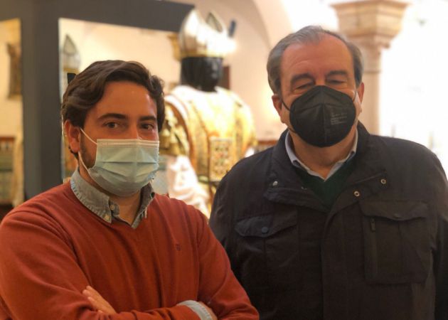 El hermano mayor de San Gonzalo, José Fernández -a la derecha-, junto a nuestro compañero José Manuel Peña El hermano mayor de San Gonzalo, José Fernández -a la derecha-, junto a nuestro compañero José Manuel Peña