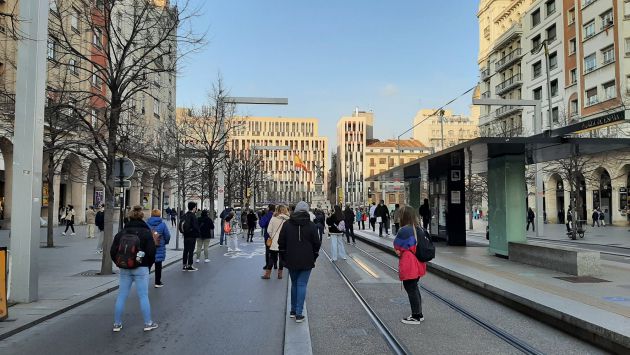Distancia de seguridad entre los manifestantes, a la altura de la parada del tranvía en el Paseo de la Independencia Distancia de seguridad entre los manifestantes, a la altura de la parada del tranvía en el Paseo de la Independencia