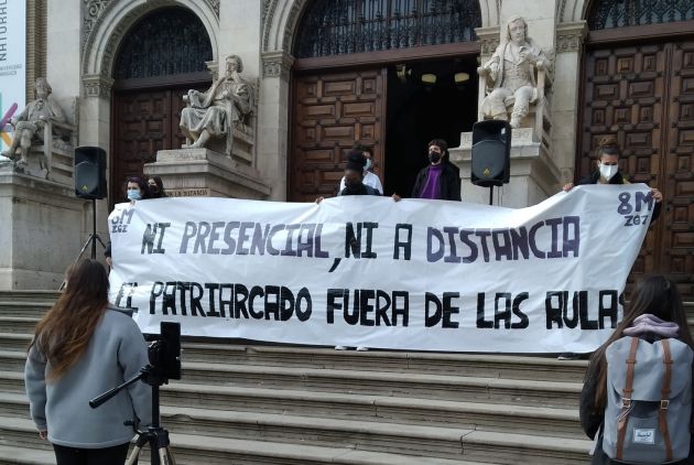 Pancarta de la concentración de estudiantes universitarias Pancarta de la concentración de estudiantes universitarias